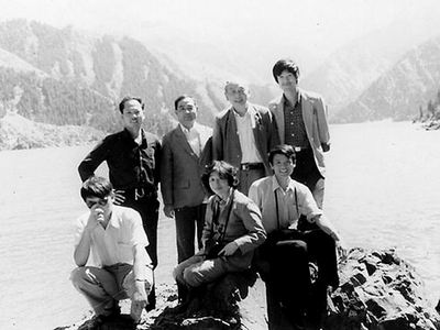 1988年夏季，作者（后排右一）和施雅风先生（后排右二）在新疆天池。