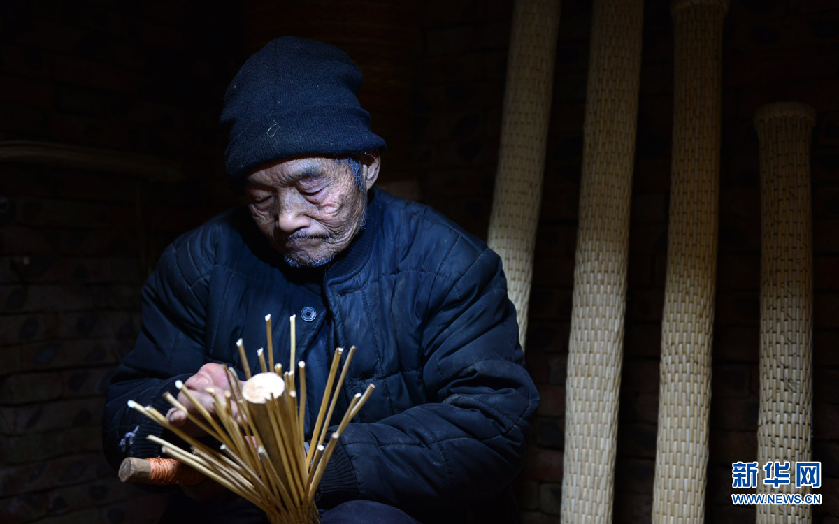 1月6日,在河北省广宗县,侯义敏(右)向82岁的柳编艺人马振堂介绍柳编