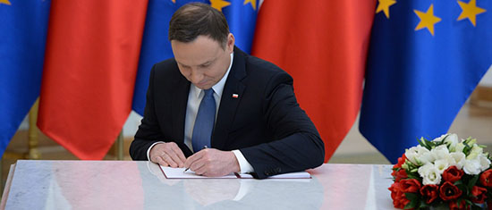 杜达25日在波兰总统府签署地方法院改制法案。