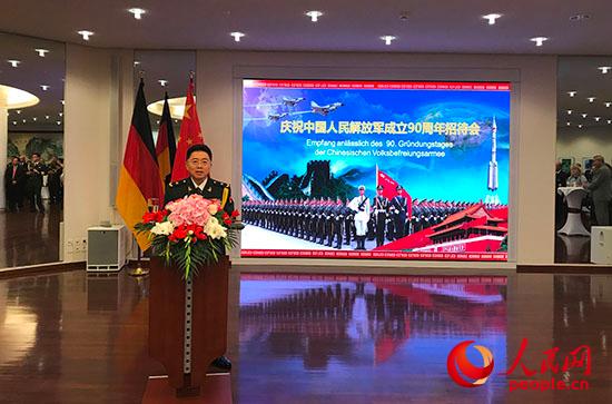 中国驻德国大使馆国防兼海、空军武官周明少将在招待会上发表致辞。 冯雪珺摄