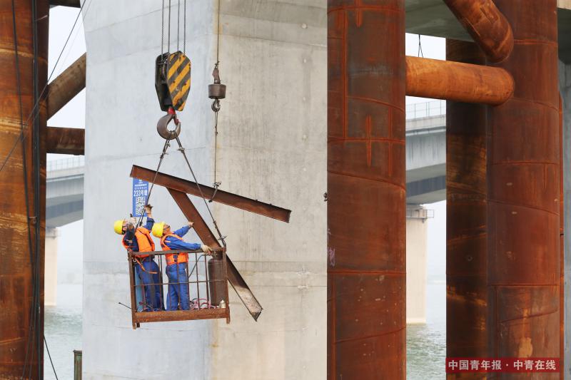 7月19日，工人们在官厅水库里的桥墩旁施工。中国青年报·中青在线记者 刘占坤/摄