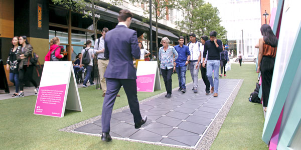 走路就能发电 全球首条“智能街道”亮相伦敦