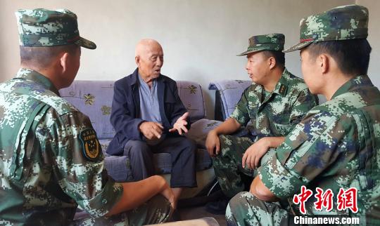 在新疆边陲义务“教导”官兵的88岁老兵