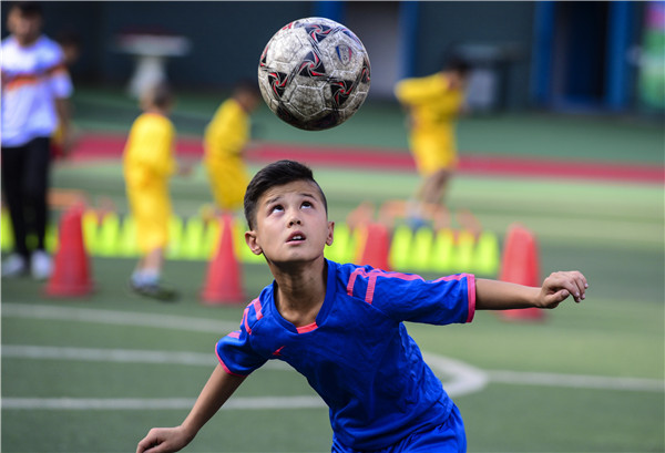新疆"足球小将"坚守足球梦-中青在线