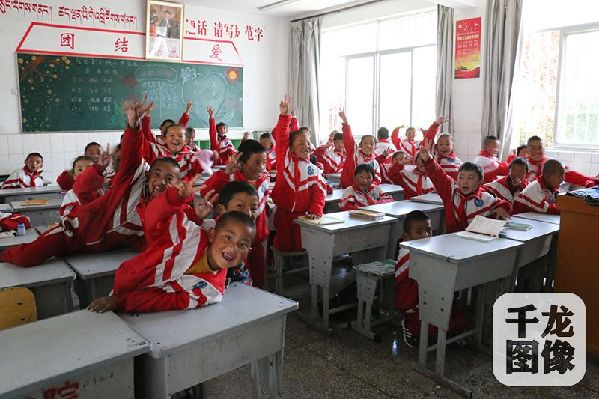 8月11日，千龙网记者跟随全国网络媒体西藏行团队来到日喀则市上海实验学校。图为该校一年级学生。千龙网记者 马文娟摄