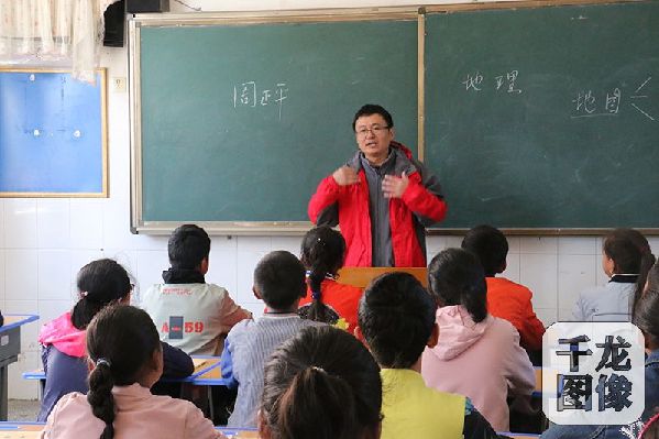 8月11日，千龙网记者跟随全国网络媒体西藏行团队来到日喀则市上海实验学校。图为一位上海援藏教师正在上地理课。千龙网记者 马文娟摄