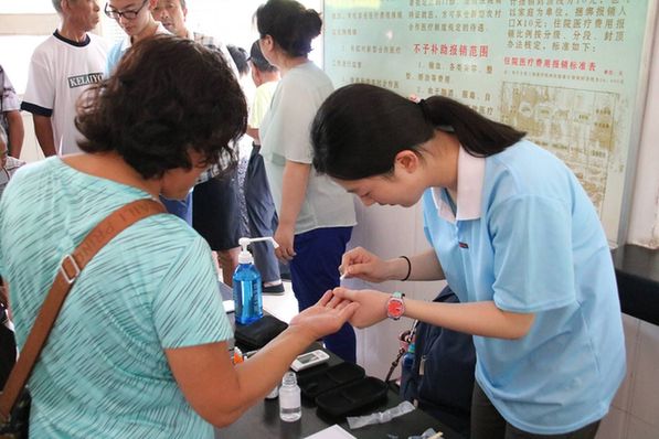 爱心医疗服务基层百姓 一学一做展示团团风采