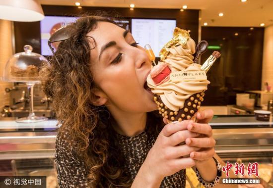 2017年8月25日消息，英国伦敦塞尔福里奇百货开始售卖一款99英镑的“全国最贵”冰激凌。图片来源：视觉中国