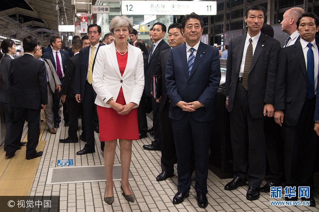 当地时间2017年8月30日，日本京都，正在日本访问的英国首相特蕾莎·梅与安倍晋三一同乘坐新干线，前往东京。***_***KYOTO, JAPAN - AUGUST 30: Britain&apos;s Prime Minister, Theresa May, (L) waits with Japan&apos;s Prime Minister, Shinzo Abe, as they arrive at Kyoto Train Station to board a bullet train to Tokyo on August 30, 2017 in Kyoto, Japan. Mrs May is on a three day visit to Japan where she will discuss trade and security issues. (Photo by Carl Court/Getty Images)