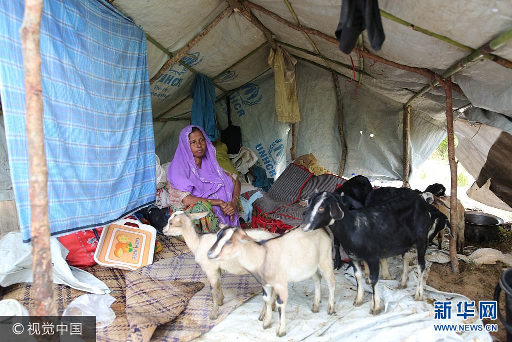 当地时间2017年8月30日，孟加拉国科克斯巴扎尔，罗兴亚人生活在孟加拉国与缅甸边境的临时庇护所。***_***COX&apos;S BAZAR, BANGLADESH - AUGUST 30 : Rohingya woman are seen in a shelter in Bangladesh-Myanmar border and enter no man&apos;s land in Gumdum area in Cox&apos;s Bazar, Bangladesh on August 30, 2017. (Photo by Zakir Hossain Chowdhury/Anadolu Agency/Getty Images)