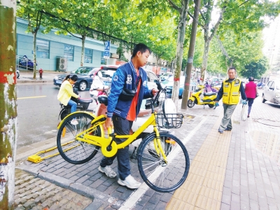 郑州一热心少年已经义务整理共享单车一个多月