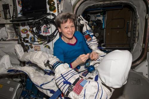 57岁的惠特森是史上首位国际太空站女站长，也是太空探索史上最年长的女航天员。(图片来源：NASA)