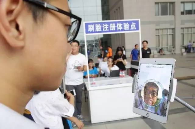高校黑科技大PK!“刷脸”报到，全景考勤，谁的