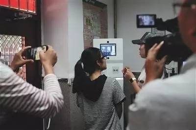 高校黑科技大PK!“刷脸”报到，全景考勤，谁的