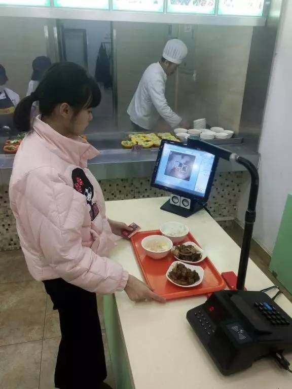 高校黑科技大PK!“刷脸”报到，全景考勤，谁的