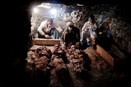 9月9日，埃及卢克索，考古学家对古墓中发现的木乃伊进行清理。