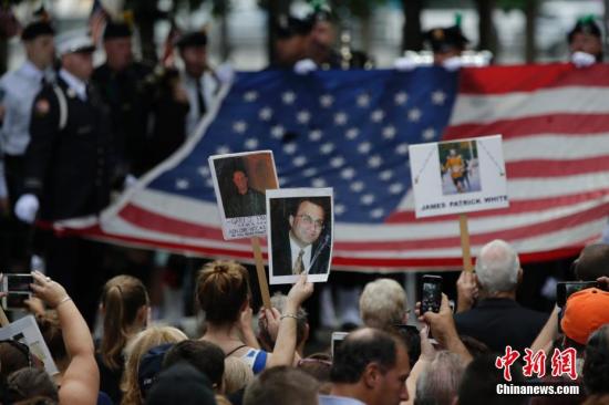 当地时间9月11日，“911”15周年纪念活动在美国纽约911纪念公园举行。 <a target=&apos;_blank&apos; href=&apos;http://www.chinanews.com/&apos;><p align=