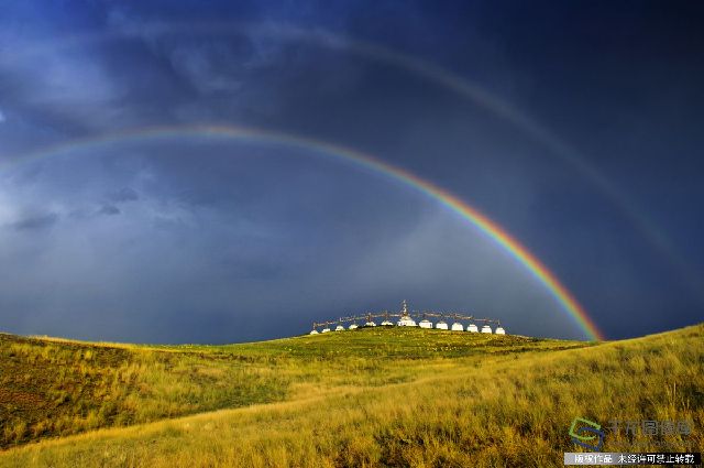 2010年8月11日摄于内蒙古东乌珠穆沁旗，图为“彩虹下的敖包”。