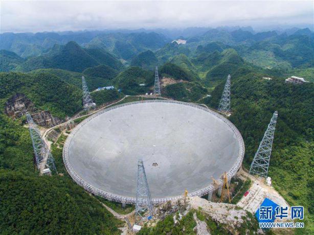 被誉为“中国天眼”的５００米口径球面射电望远镜，是具有我国自主知识产权、最灵敏的射电望远镜。它的落成启用，对我国在科学前沿实现重大原创突破、加快创新驱动发展具有重要意义。（图片来源：新华网）