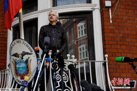 资料图片：阿桑奇在厄瓜多尔驻伦敦大使馆的阳台上发表声明。