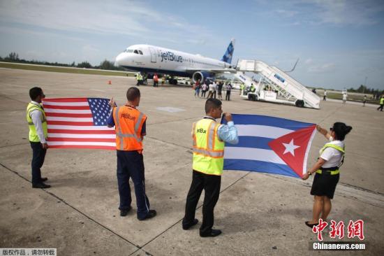 资料图：2016年9月7日，美国迈阿密，民众搭乘航班903前往古巴。美国航空903是55年来从迈阿密飞往古巴的首次商务航班。