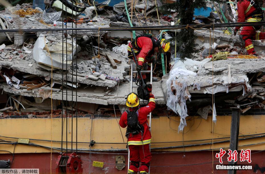 墨西哥地震救援持续 抢险士兵路边席地而睡