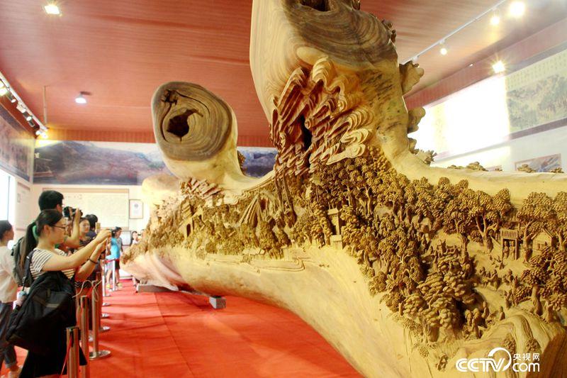 郑春晖创作的木雕作品《清明上河图》