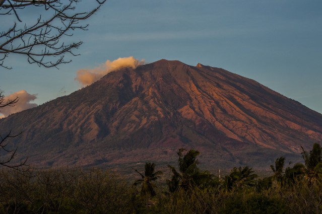 印尼阿贡火山恐将爆发 警戒级别升至最高级