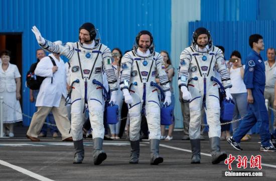 图为俄罗斯航天国家集团公司宇航员谢尔盖·梁赞斯基、美国国家航空航天局宇航员Randy Bresnik 和意大利宇航员保罗·内斯波利（Paolo Nespoli）前往发射场。