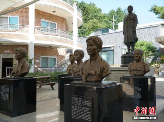 韩国“分享之家”前的铜像。 <a target='_blank' href='http://www.chinanews.com/'><p class=