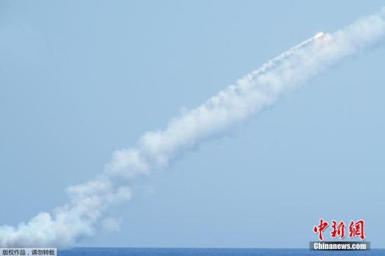 当地时间2017年9月14日，俄军潜艇发射“口径”巡航导弹，打击“伊斯兰国”位于叙代尔祖尔郊区的指挥部、通信站和弹药库。