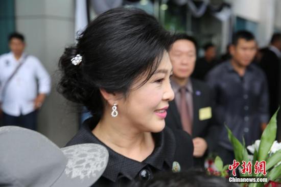 资料图：7月21日，泰国前总理英拉就大米收购案再次出庭，大批支持者聚集在法院门前献花声援。