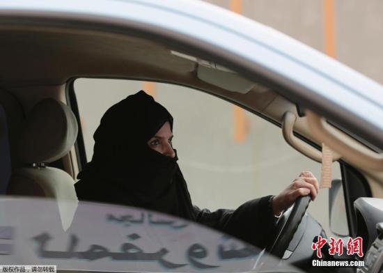 资料图：当地时间9月26日晚间，沙特国王萨勒曼发布有关交通系统改革的国王令，其中包括允许女性驾驶车辆。图为沙特利雅得的高速路上，一名女性正在驾驶车辆。(资料图)