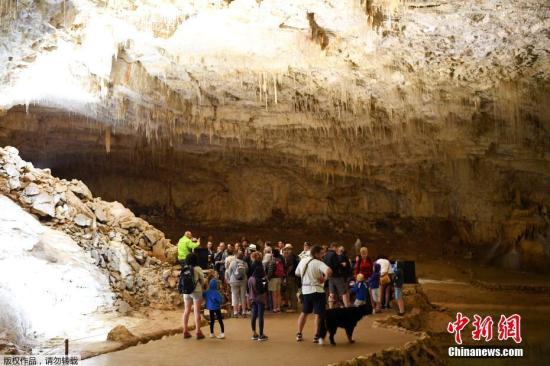 当地时间2017年8月3日，法国格勒诺布尔，民众参观Choranche天然洞穴。当地持续高温，炎热难耐的天气让选择去洞穴参观的游客数量至少增加了10%。温度通常在15摄氏度的洞穴不仅有奇特的美景，还是天然的避暑胜地。
