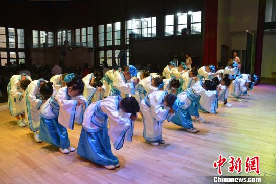 开学季湖南桂阳举行开笔礼700余名学童“开笔破蒙”