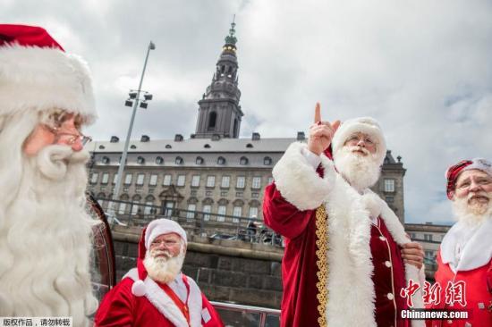 在第40届世界圣诞老人大会上，丹麦属地格陵兰被确认为圣诞老人真正的故乡。图为参会者们扮成圣诞老人，在巴肯公园内聚会。