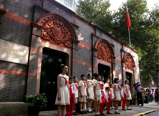 10月1日，“国旗下成长”上海青少年升国旗暨爱国宣讲主题活动在位于上海市兴业路76号（原望志路106号）的中共一大会址前举行。这是活动上升国旗仪式结束后，少年儿童在表演诗朗诵献礼国庆。新华社记者 刘颖 摄