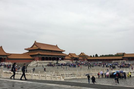 10月2日，游客在故宫参观。 新华社记者 金良快 摄