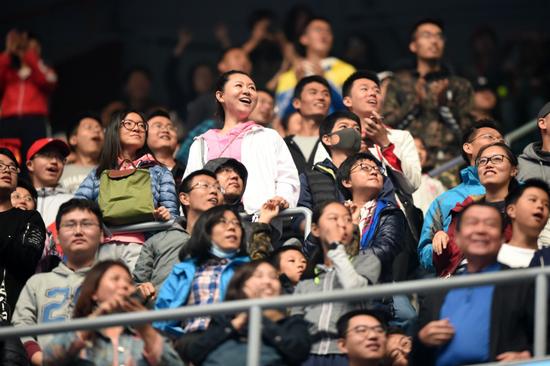 10月7日，观众在北京观看2017中国网球公开赛。新华社记者 鞠焕宗 摄