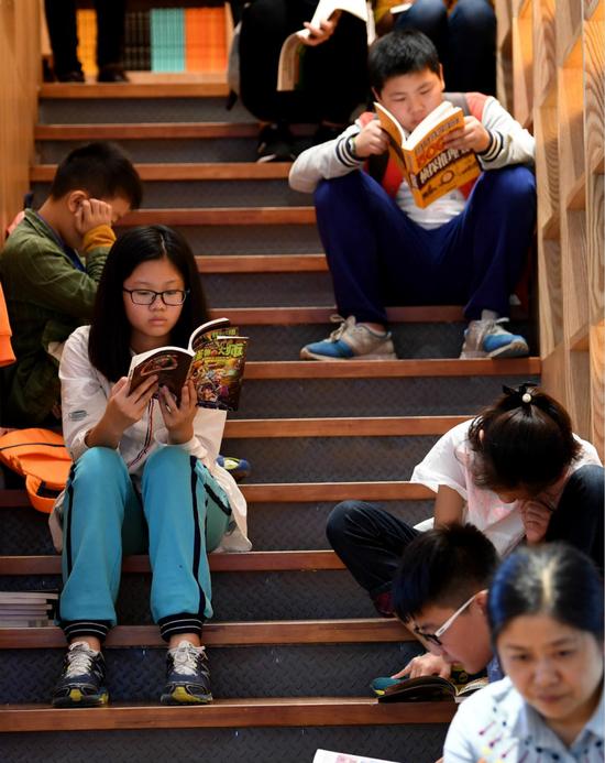 10月3日，读者在位于合肥市的安徽图书城内阅读。新华社记者 刘军喜 摄