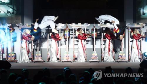 10月8日，在首尔光化门广场，韩国传统舞蹈表演团登台表演鼓舞。这是“韩字文化盛典”庆祝演出的一部分。（图片来源：韩联社）