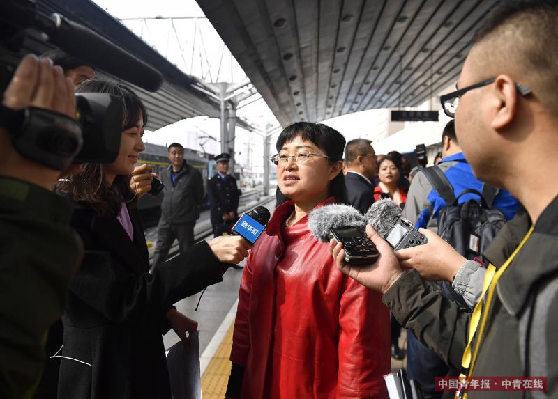 10月15日，来自山西省的党的十九大代表抵达北京。续烨代表（中）在接受记者采访。新华社 燕雁/摄