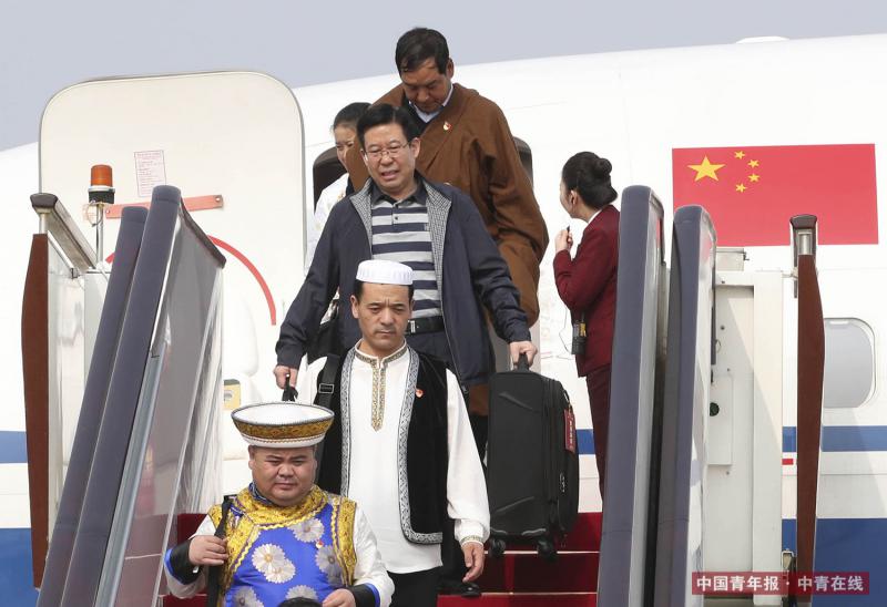 10月15日，来自青海省的党的十九大代表乘飞机抵达首都国际机场。新华社 谢环驰/摄
