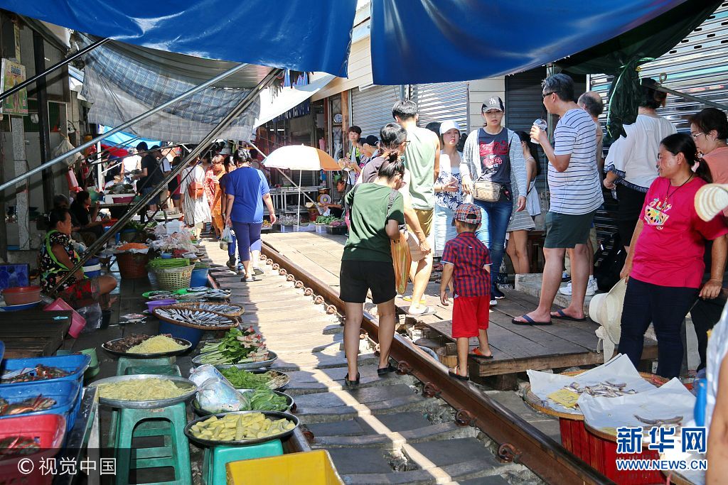 ***_***当地时间2017年9月9日，泰国夜功府，美功菜市场内的小贩。