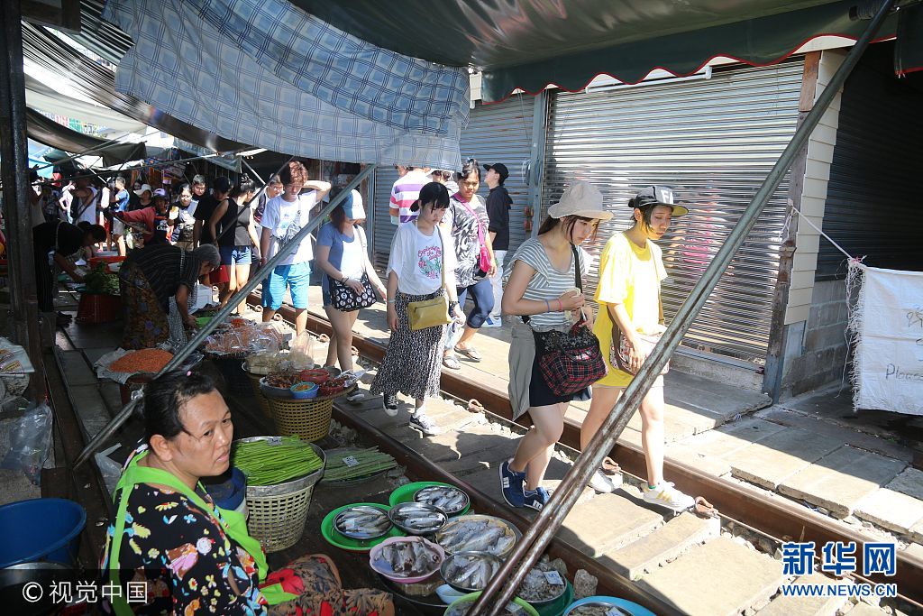 ***_***当地时间2017年9月9日，泰国夜功府，游客在美功菜市场中穿行。