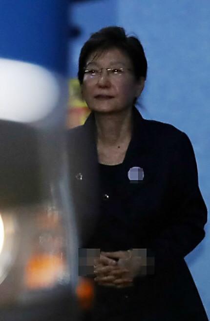 16日，朴槿惠戴眼镜现身法庭，判若两人