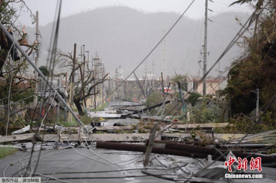 当地时间2017年9月21日，波多黎各受飓风侵袭，街道上一片狼藉。