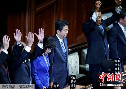 资料图：当地时间2017年9月28日，日本首相安倍晋三宣布解散众议院后，多名内阁成员举手欢呼。