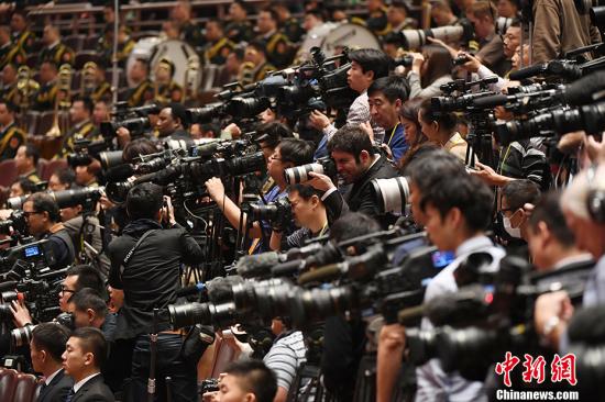 10月18日，中国共产党第十九次全国代表大会在北京人民大会堂开幕。中外记者关注大会。 <a target='_blank' href='http://www.chinanews.com/'><p align=