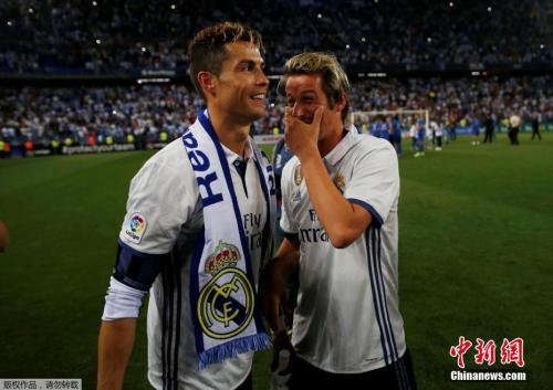 C罗荣膺2017世界足球先生 与梅西竞争堪比一